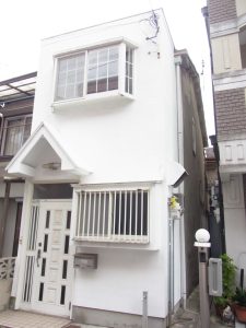 価格変更！憧れの白いお家！2階の出窓がステキです♡